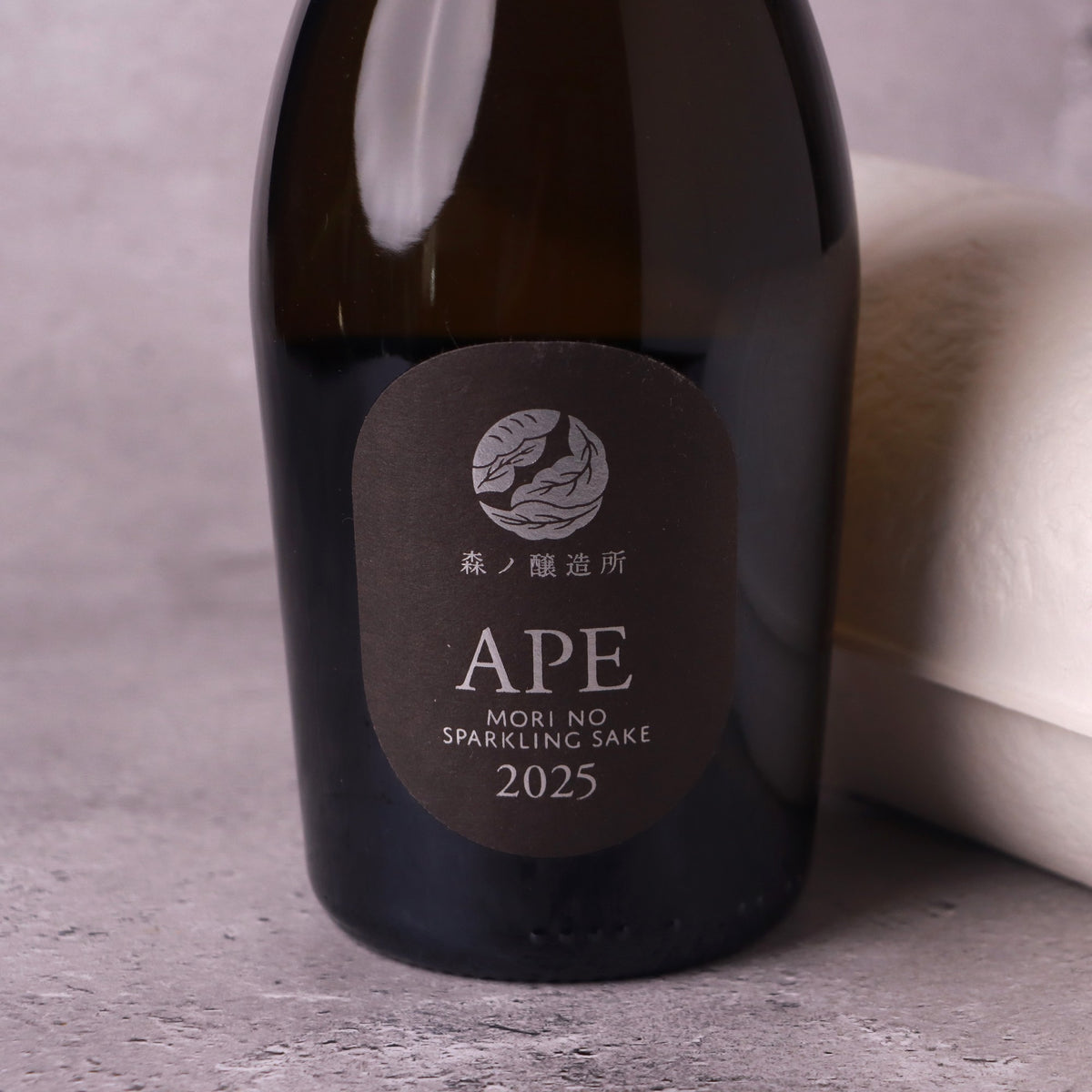 APE (アペ＝火) Sparkling Sake 720ml のラベルとギフトボックス