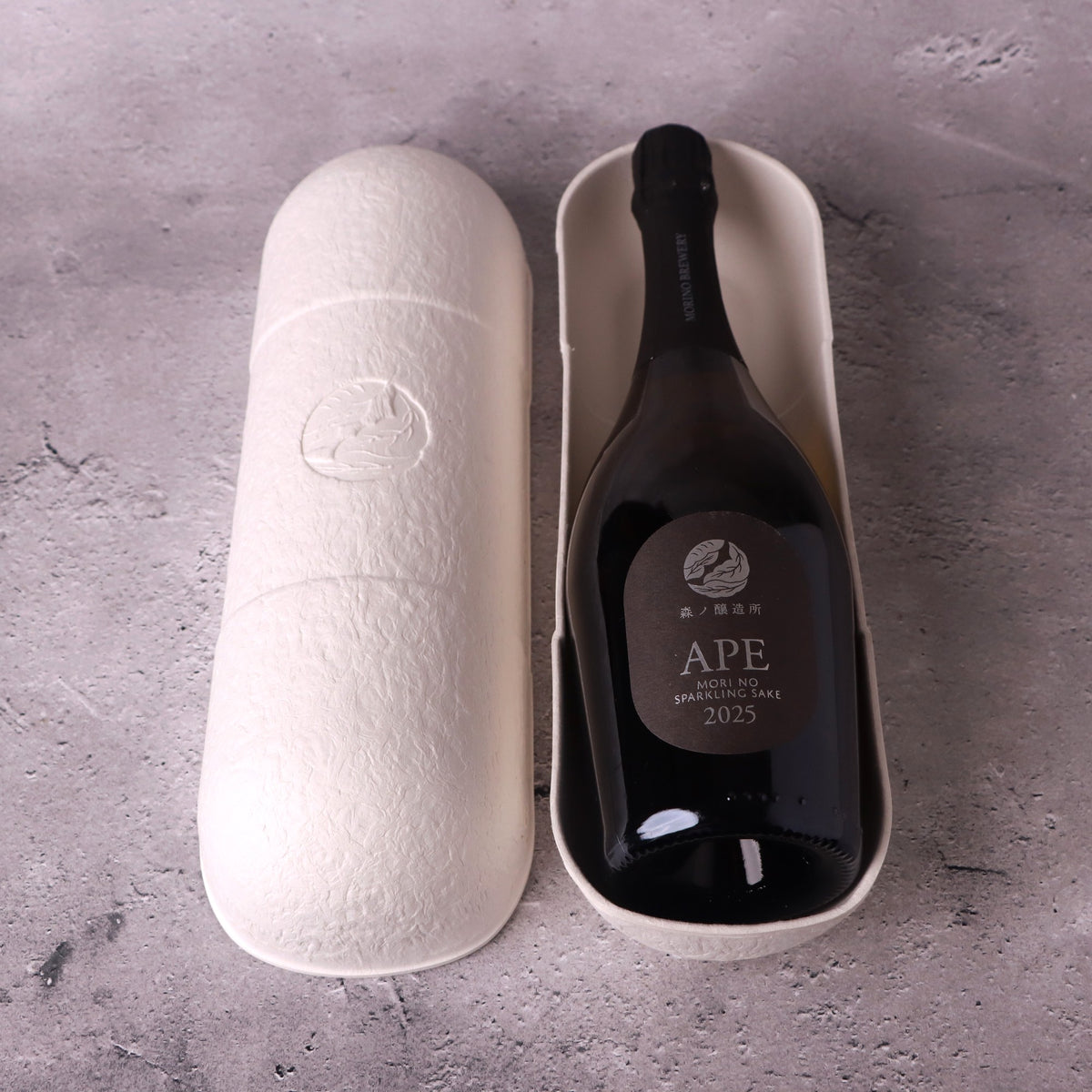 APE (アペ＝火) Sparkling Sake 720ml を専用ギフトボックスに入れたところ