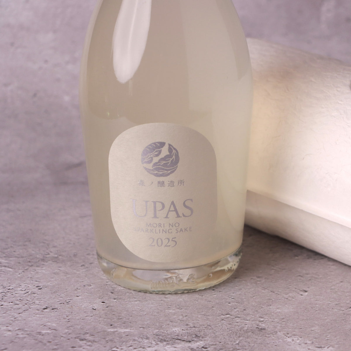 UPAS (ウパシ＝雪) Sparkling Sake 720ml のラベルとギフトボックス