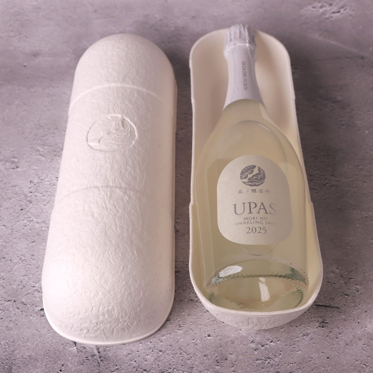 UPAS (ウパシ＝雪) Sparkling Sake 720ml を専用ギフトボックスに入れたところ