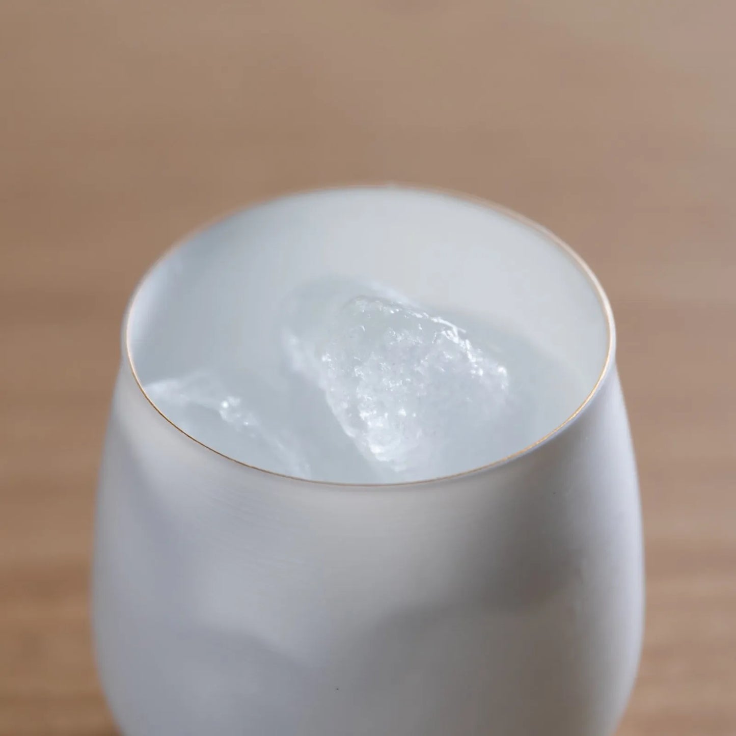 エッグシェル® Kaori L｜香り立つ有田焼・極薄1mm以下 酒器（やま平窯）