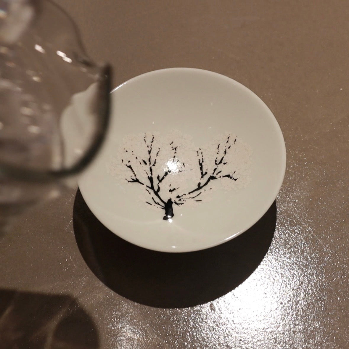 注ぐと満開。桜が咲く 冷感平盃 桜 ｜美濃焼 酒器（丸モ高木陶器）