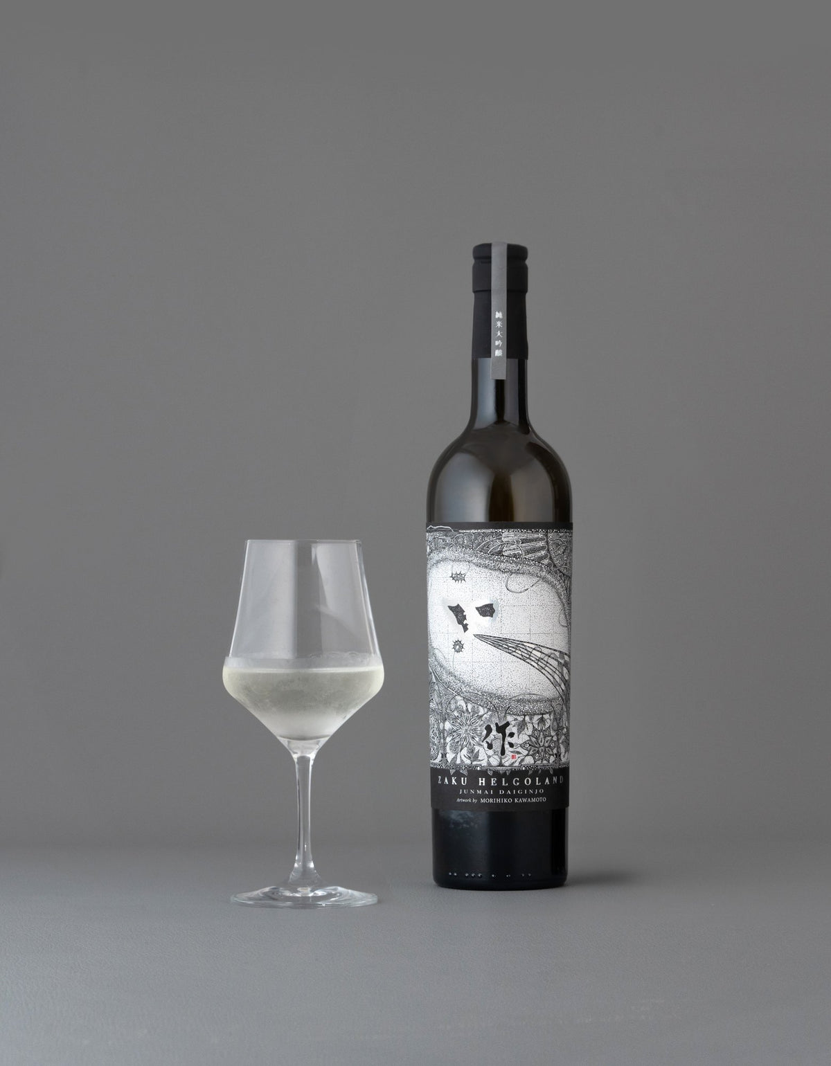 作 HELGOLAND 純米大吟醸 750ml のボトルと、お酒を注いだワイングラス